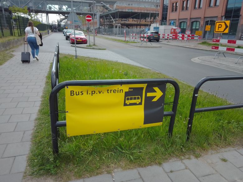 Bushalte-verwijzing.jpg title = 