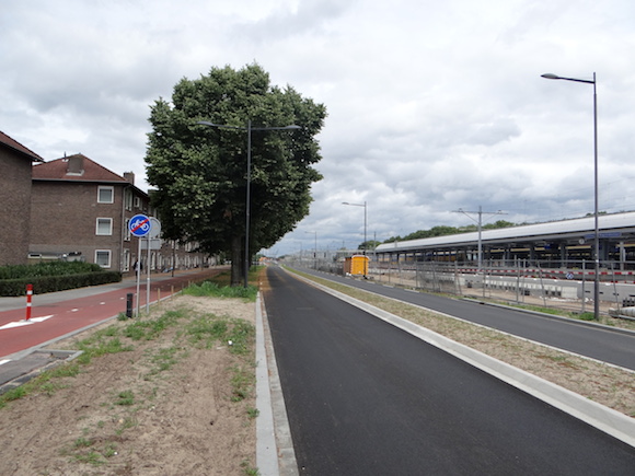 Parallelweg-spoor.JPG title = 
