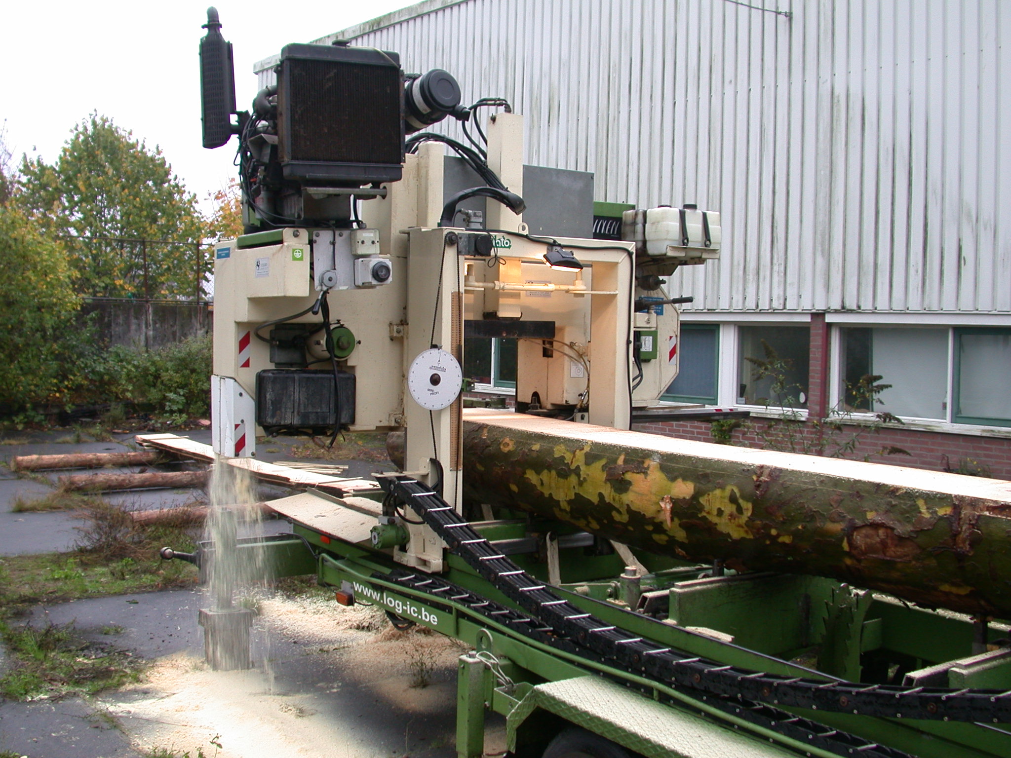 plataaninzaagmachine.jpg title = 
